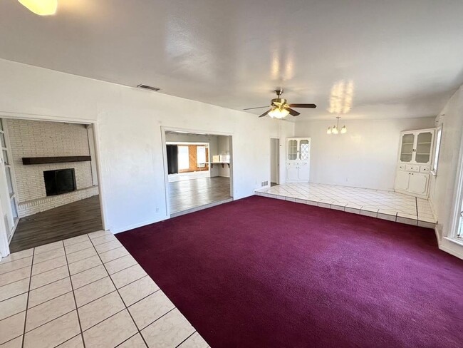 Building Photo - 4 Bed 2.5 Bath!