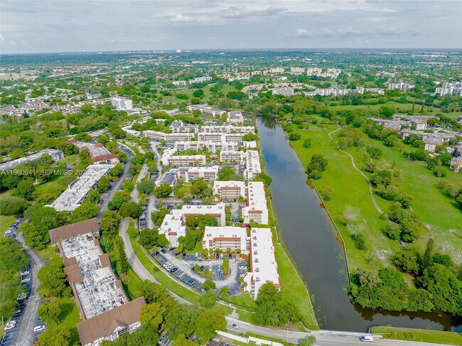 Building Photo - 3581 Inverrary Dr