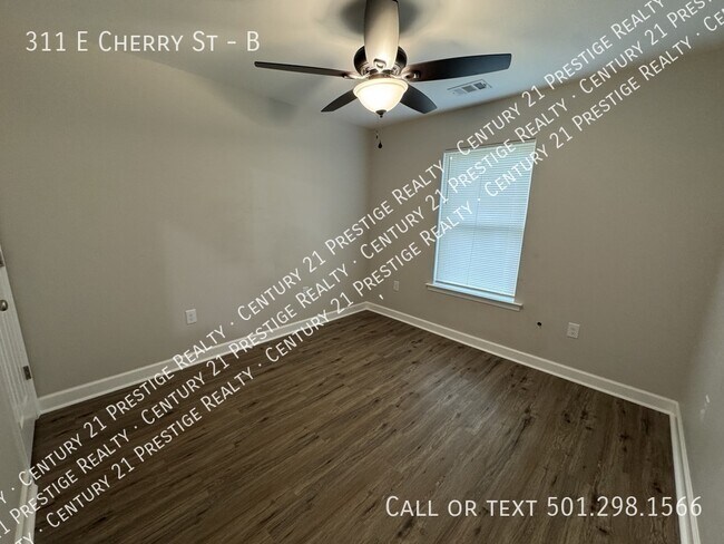 Building Photo - 311 E Cherry St