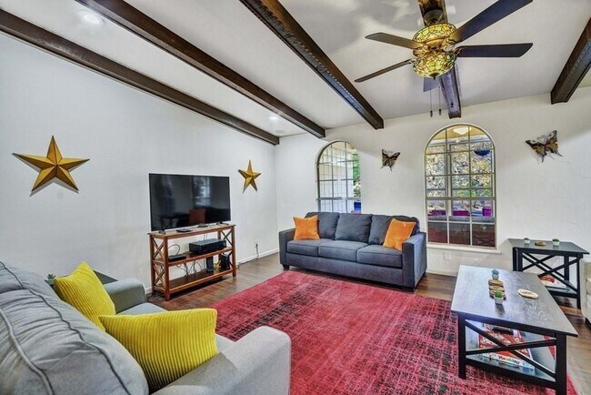 Building Photo - 1208 Crenwelge Dr