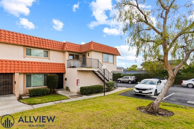 Building Photo - Renovated 2 Bedroom, 1 Bathroom Available ...