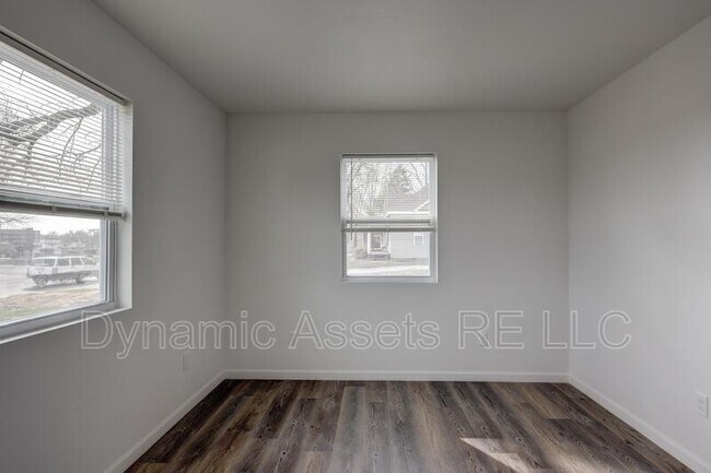 Building Photo - 509 E Quincy St