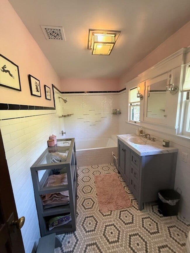 Building Photo - Furnished Craftsman Home - Pool, Entertain...