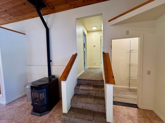 Building Photo - Spacious 3-bedroom, 2-bath multi-family home