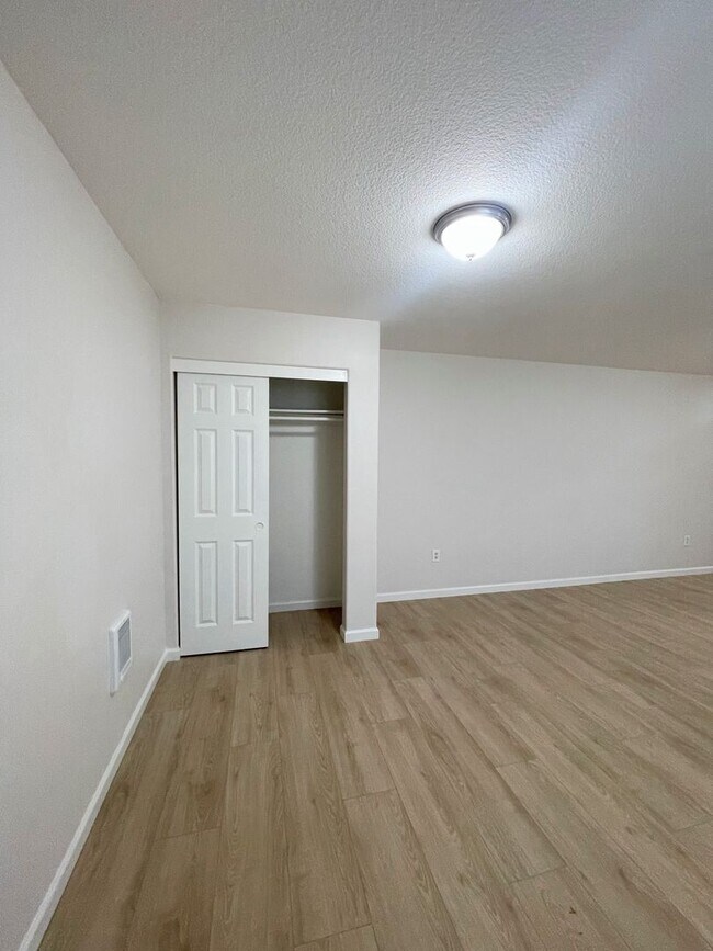 Building Photo - St. John's Townhome - 5 Bedroom, 2 bath Duplex Unit