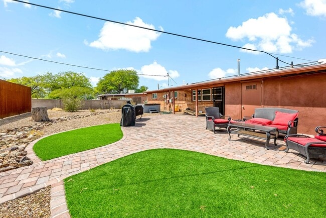 Building Photo - Spacious 4-Bedroom Home Near UA & Banner Health!