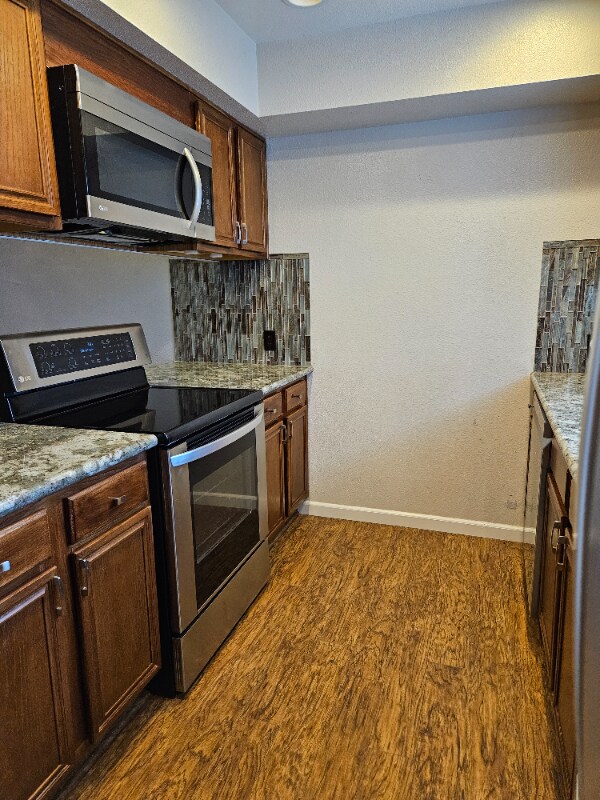 Building Photo - 1022 E 5th St