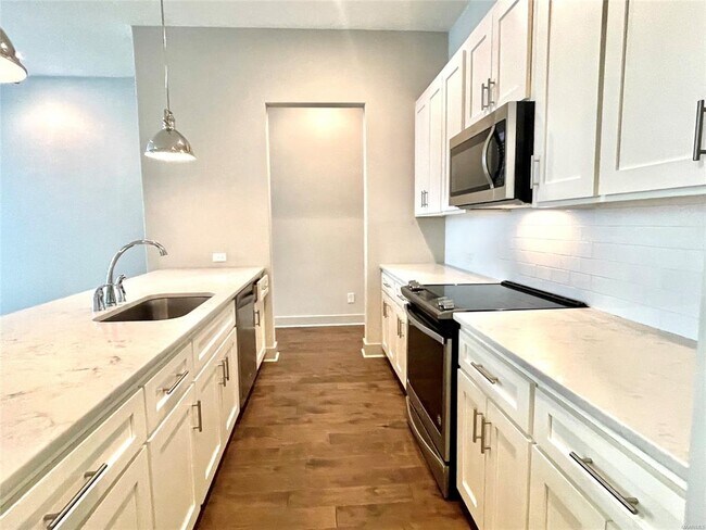 Building Photo - 4924 Upper James St