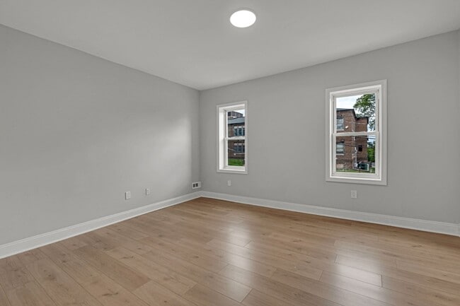 Building Photo - Freshly Renovated 4-Bedroom Home with Cent...