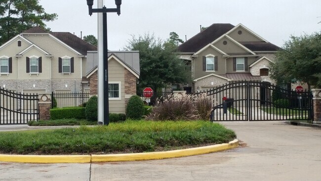 Building Photo - 16026 Summerville Lake Dr