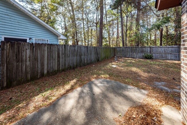 Building Photo - 2 Bedroom, 1.5 Bathroom Townhome - Summerville