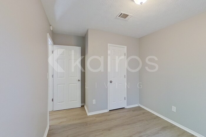 Building Photo - 3160 Creekwood Dr