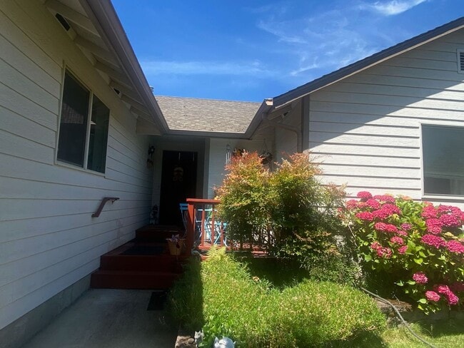 Building Photo - Green area 3 Bedroom 2 Bath with Garage