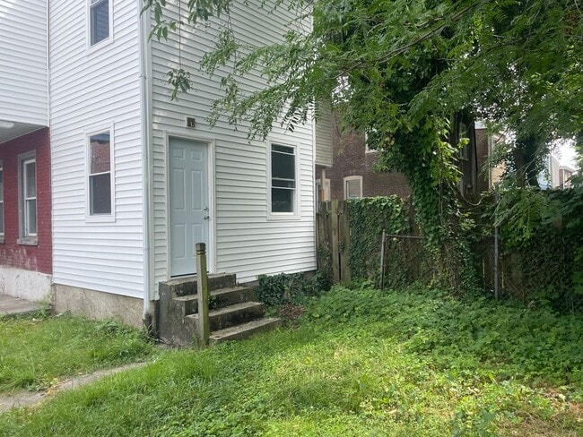 Building Photo - Large beautiful Home waiting for you