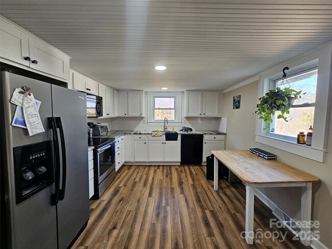 Building Photo - 208 W Main St