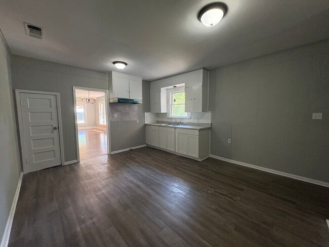 Building Photo - Amazing 4 bedroom/1 bath home with Central Air & Heat!