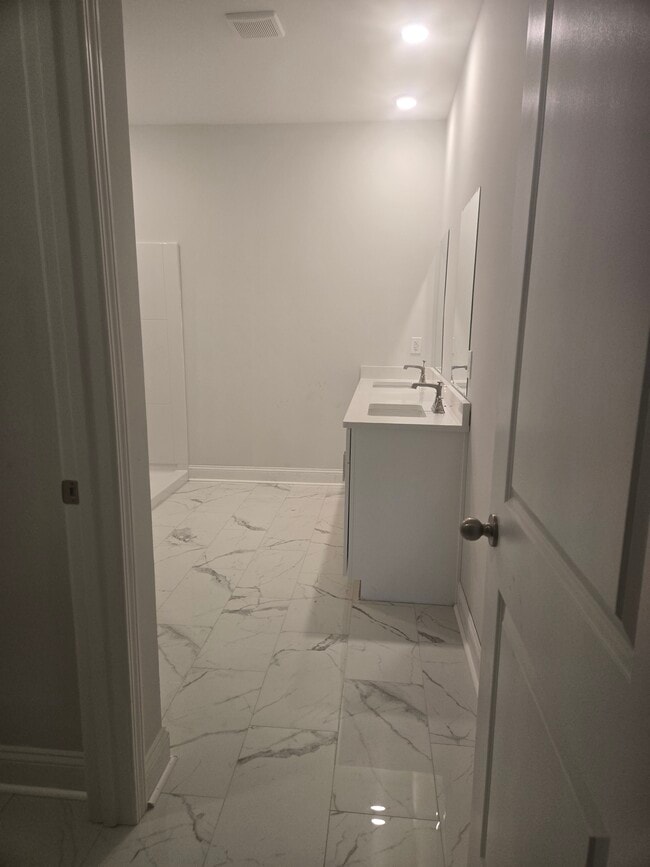 Building Photo - 2755 Monaca Dr