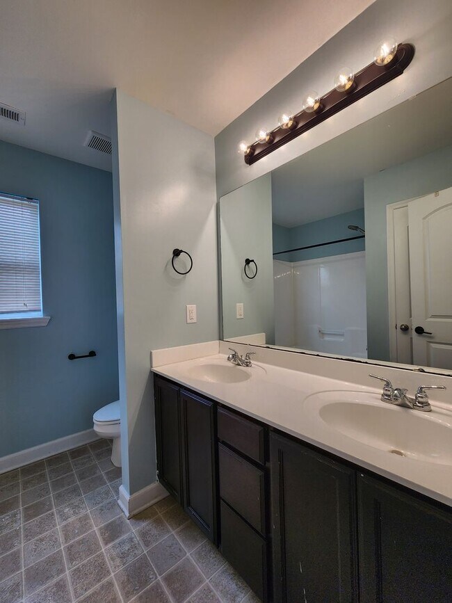 Building Photo - 208 Lockwood Ct