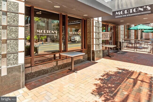 Building Photo - Spacious & Stylish North Shore Cluster Home Near Reston Town Center