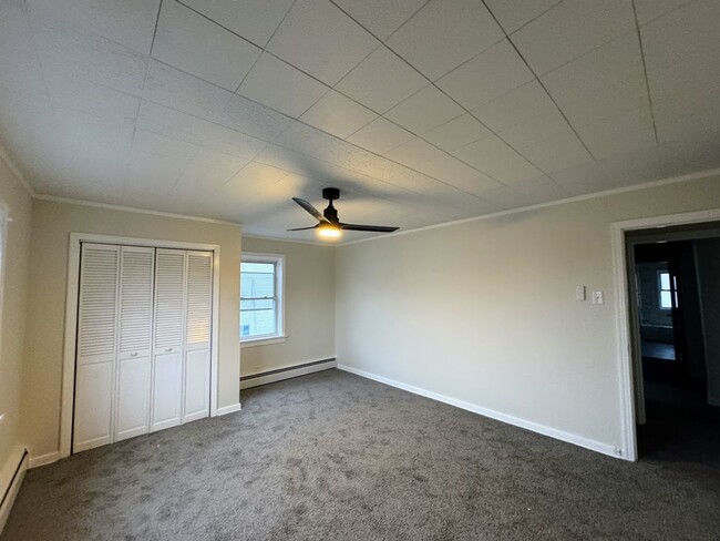 Building Photo - Spacious 2 bed 1 bath - off street parking...