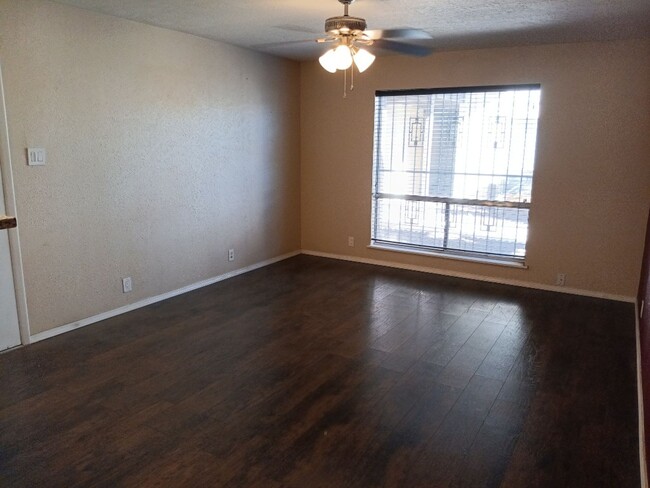 Building Photo - Charming 1 Bedroom 1 Bathroom near Uptown!...