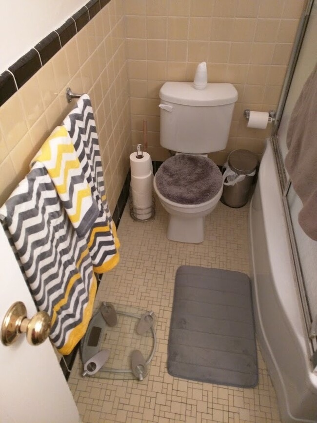 Building Photo - 1 BDRM APARTMENT FOR RENT.