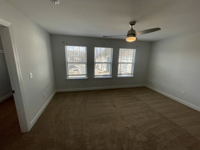 Building Photo - 3 Bd 3.5 Ba end unit townhouse