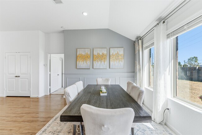 Building Photo - 30843 Boxwood Dr