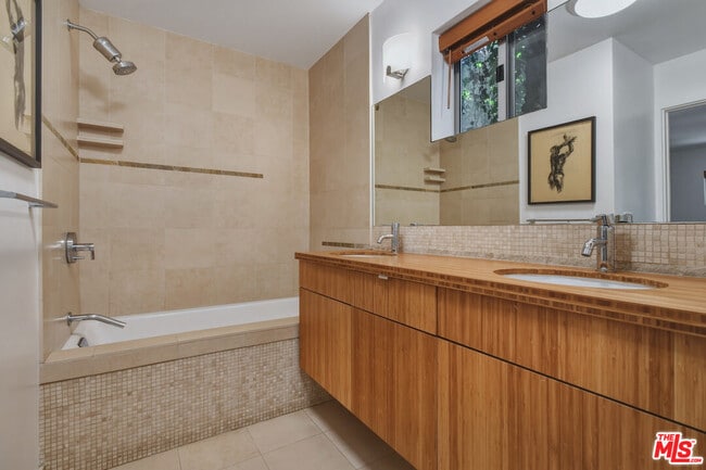 Building Photo - 656 Angelus Pl