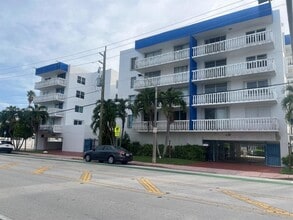 Building Photo - 8530 Byron Ave