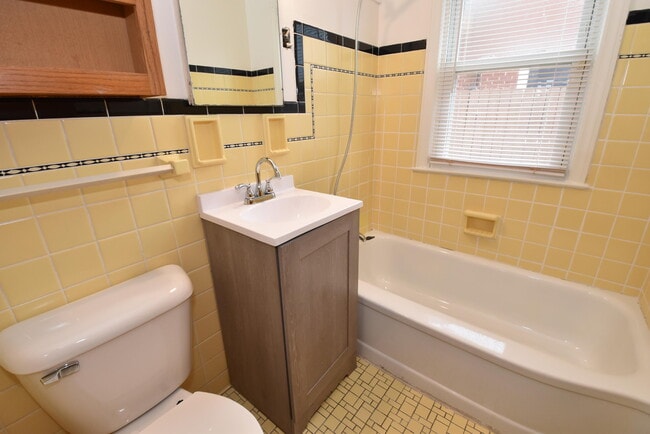 Building Photo - 3115 Lasalle St