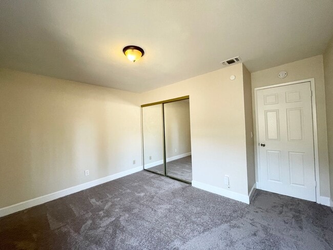 Building Photo - Recently Refreshed 3 bedroom with Central ...
