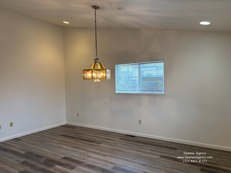 Building Photo - 15310 Main St E