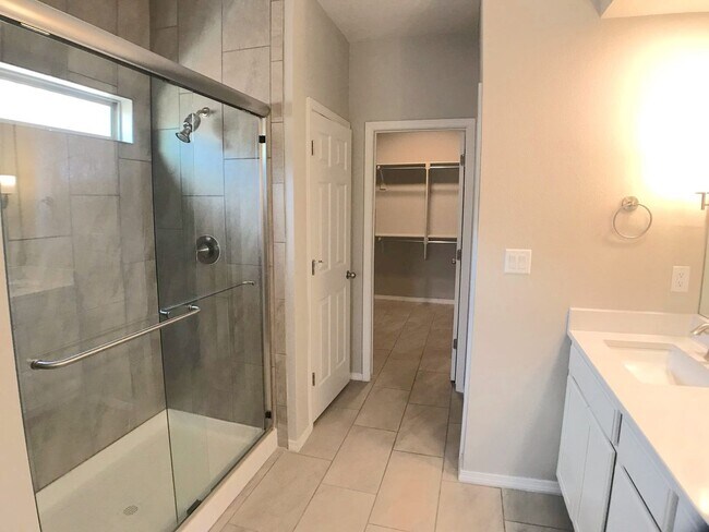 Building Photo - Los Lunas 3 bedroom! Tile Throughout! Refrigerated Air! Spacious living area