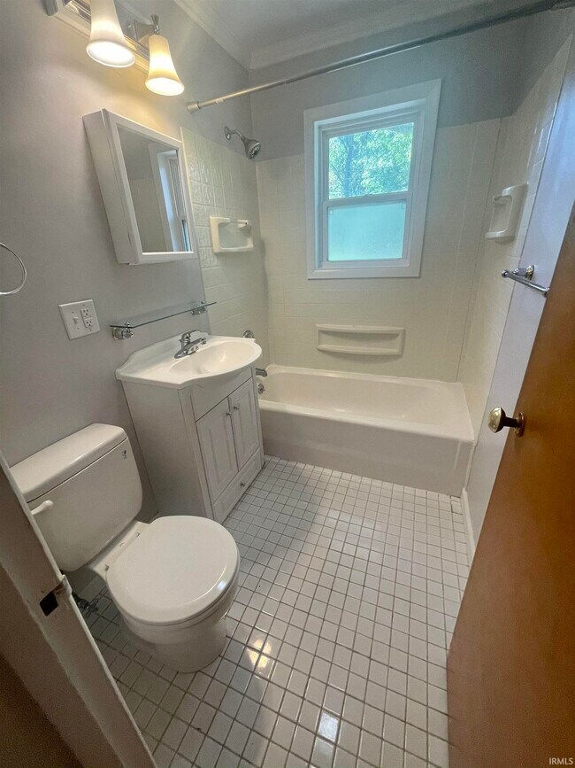 Building Photo - 1822 E 2nd St