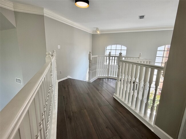 Building Photo - 8006 Oakwood Bend Dr