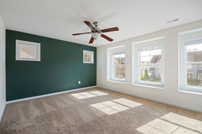 Building Photo - 3 Bedroom Corner Townhome!!! Available Early-Mid April****