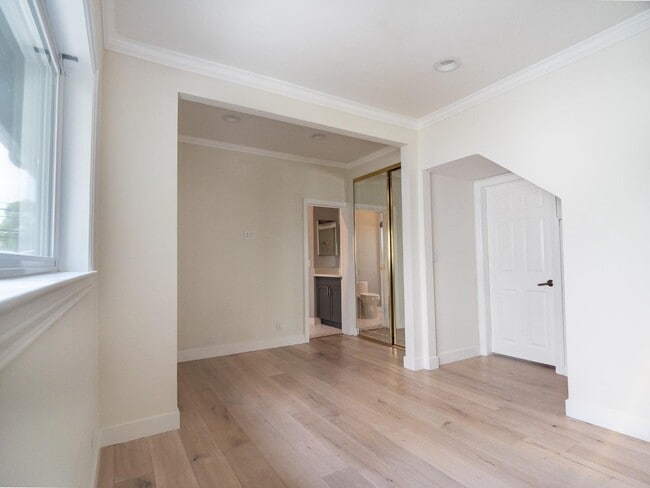 Building Photo - 1435 Edgehill Dr