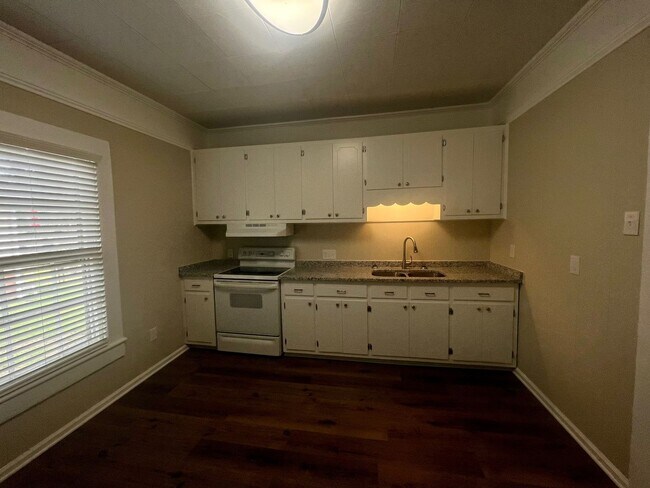 Building Photo - Freshly updated two bedroom, 1 bath house ...
