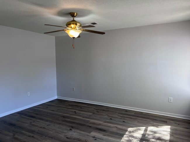 Building Photo - 102 Lake St