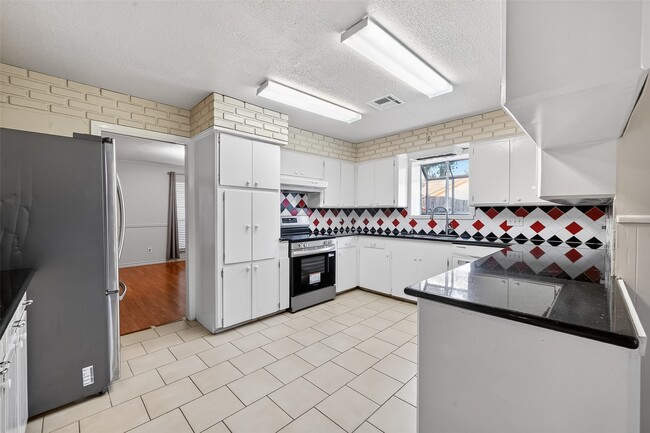 Building Photo - 2319 Blue Willow Dr