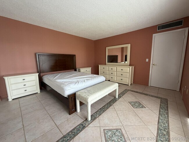 Building Photo - 9403 S Ocean Dr