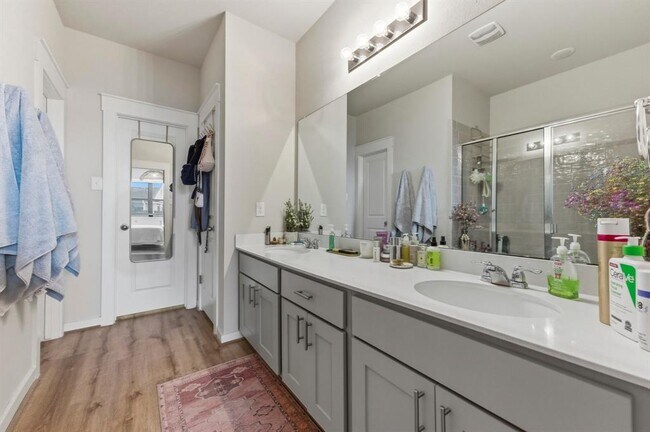 Building Photo - 159 Threshing Rd