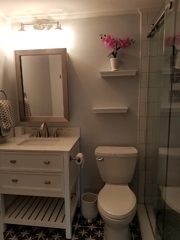 Building Photo - 619 King St