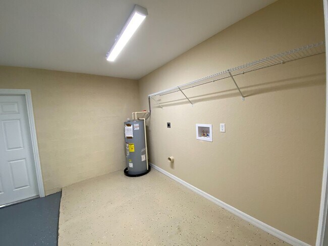 Building Photo - Desirable SE Ocala Neighborhood 3/2/1 **WON"T LAST**