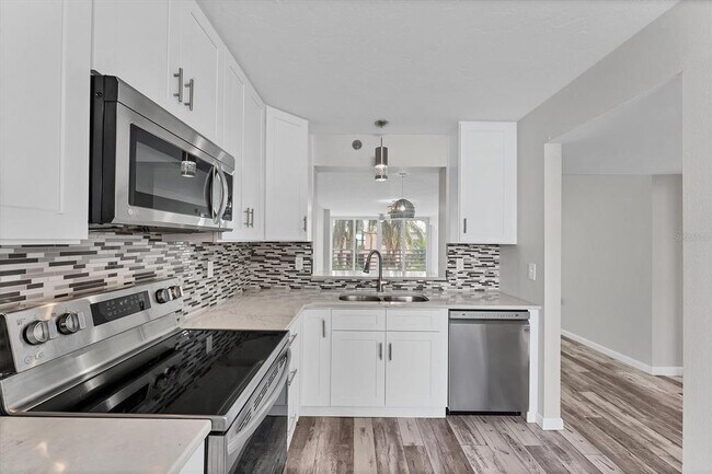 Building Photo - 4530 Pinebrook Cir