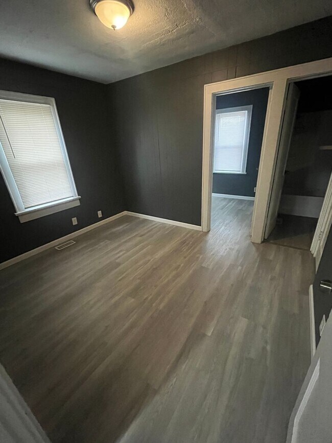 Building Photo - $795 - 2 bed 1 bath - Duplex