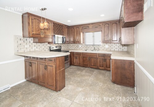 Building Photo - 5521 W 98th Pl