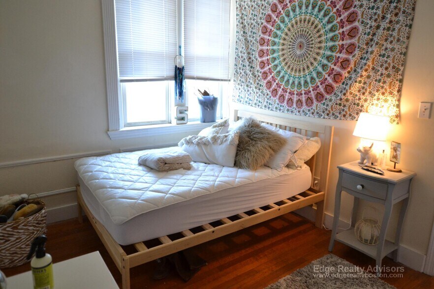 Building Photo - 62 Egmont St