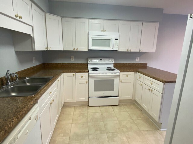 Building Photo - 4700 Walden Pond Dr